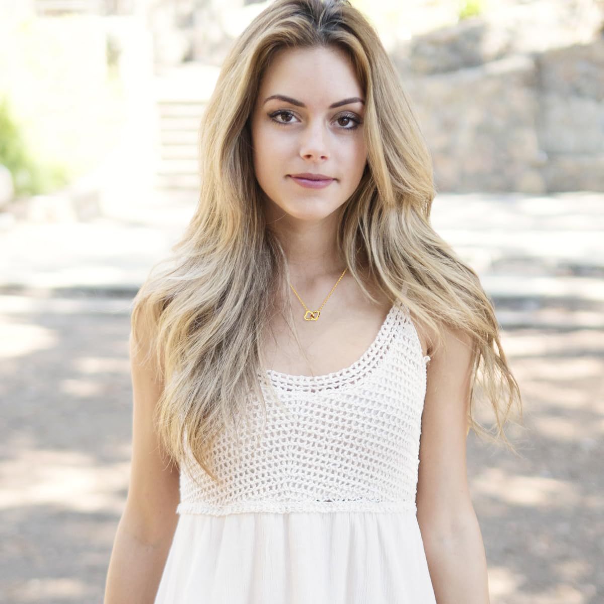 Collana girevole con doppio cuore inciso e scatola regalo 