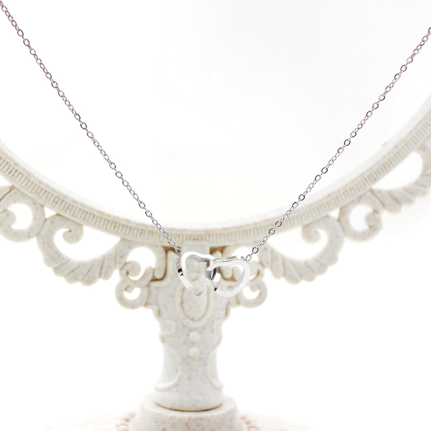 Collana girevole con doppio cuore inciso e scatola regalo 